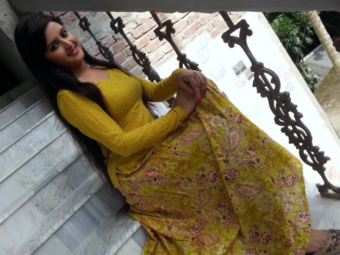 Pori Moni: Bangladeshi Model Actress Image Photo Wallpapers